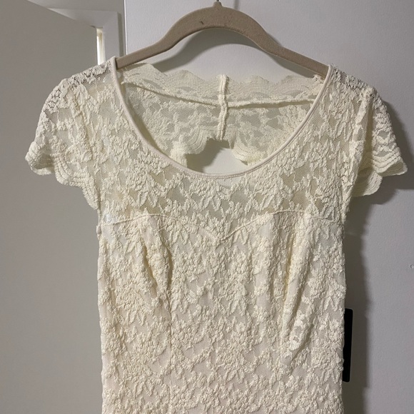 Guess Lace Dress with Short Sleeves & v-shaped back - Picture 1 of 5
